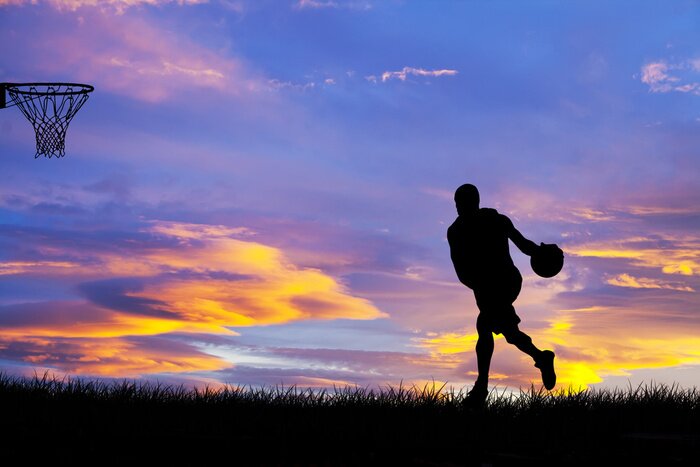 Poster Basketball-Motiv Spieler auf einem Hintergrund des Sonnenuntergangs