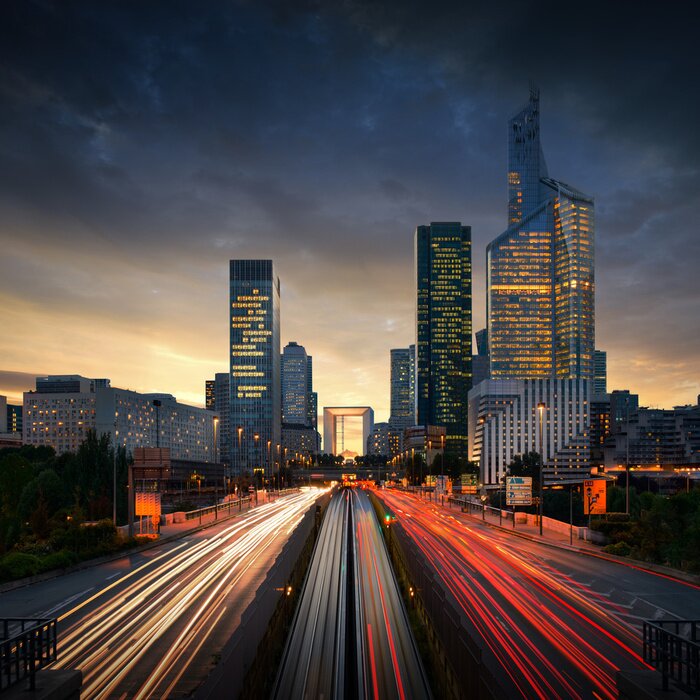 Poster Belebte Straßen von Paris am Abend
