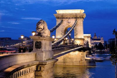 Beleuchtete Brücke in Budapest