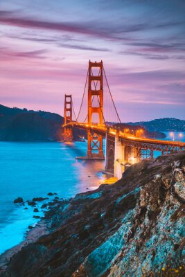 Beleuchtete Brücke in San Francisco am Abend