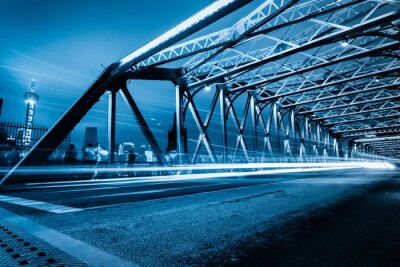 Beleuchtete Stahlbrücke bei Nacht