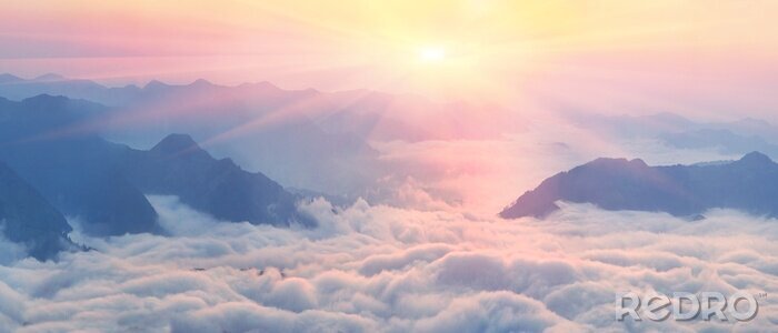 Poster Berge in den Wolken in der Morgendämmerung