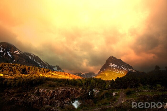 Poster Bergige Landschaft mit bewölktem Himmel