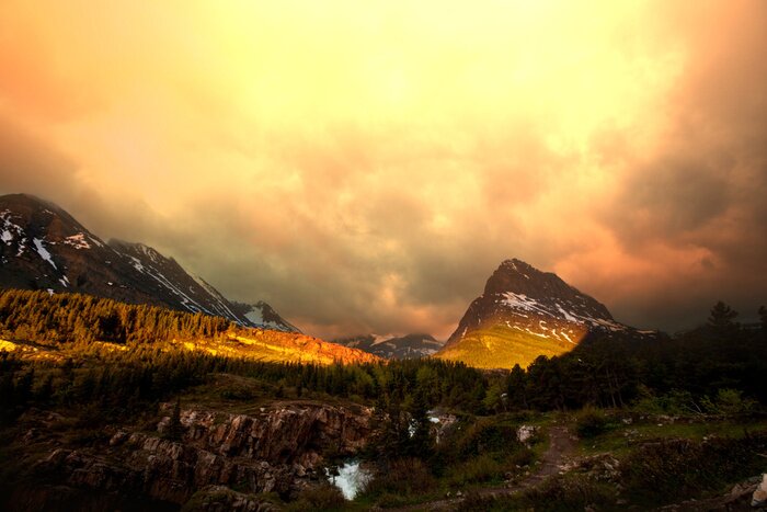 Poster Bergige Landschaft mit bewölktem Himmel