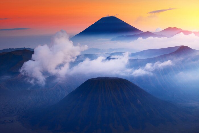 Poster Bergige Landschaft mit malerischem Westen