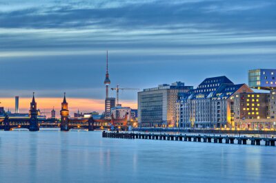 Berlin und die Brücke über den Fluss