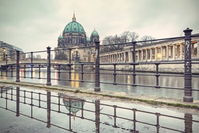 Poster Berliner Dom an einem bewölkten, regnerischen Tag