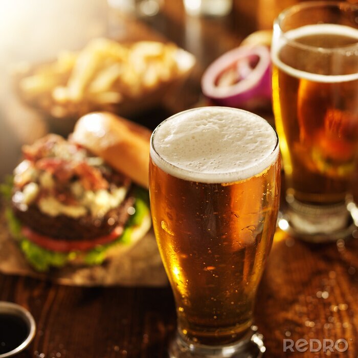 Poster Bernsteinfarbenes Getränk und Hamburger