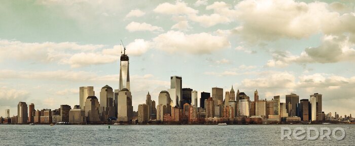 Poster Bewölktes Panorama mit New York City