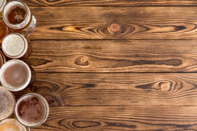 Bier auf dem Holztisch