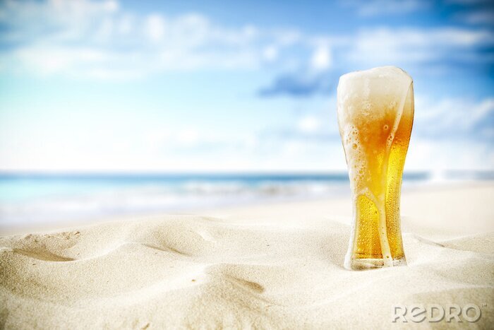 Poster Bier im Glas am Strand