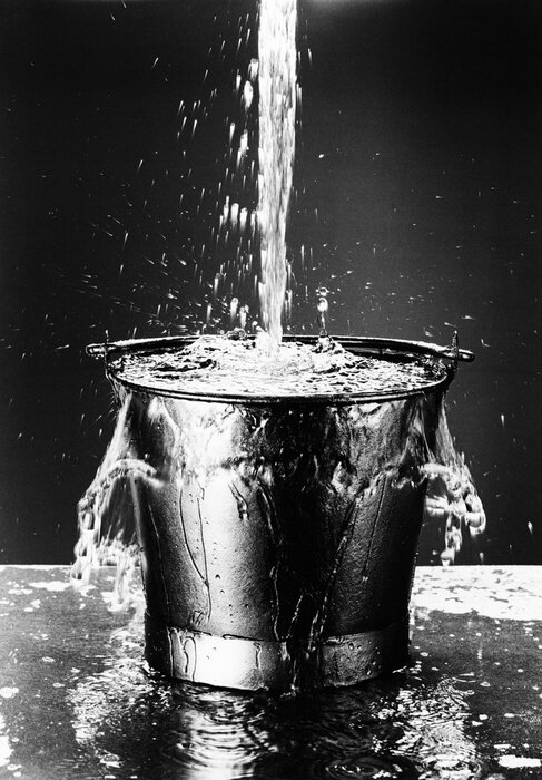 Poster Bild eines mit Wasser gefüllten Eimers