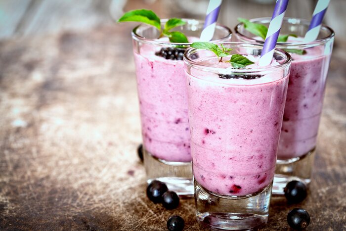 Poster Blaubeer-Smoothie mit bunten Strohhalmen