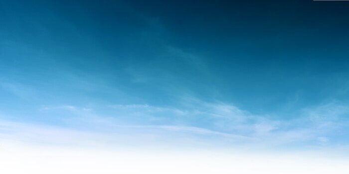 Poster Blauer Himmel mit milchigen Wolken