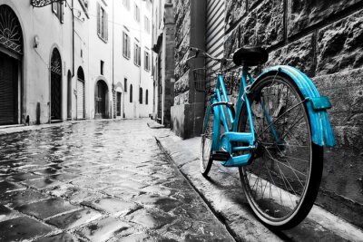 Blaues Fahrrad in der Gasse