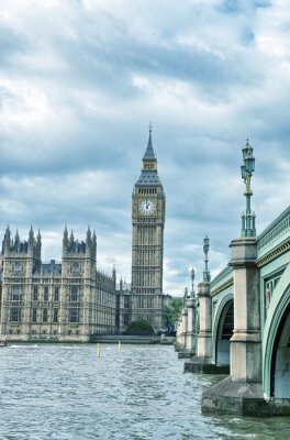 Poster Blick auf Big Ben und den Palace of Westminster von der anderen Seite der Brücke