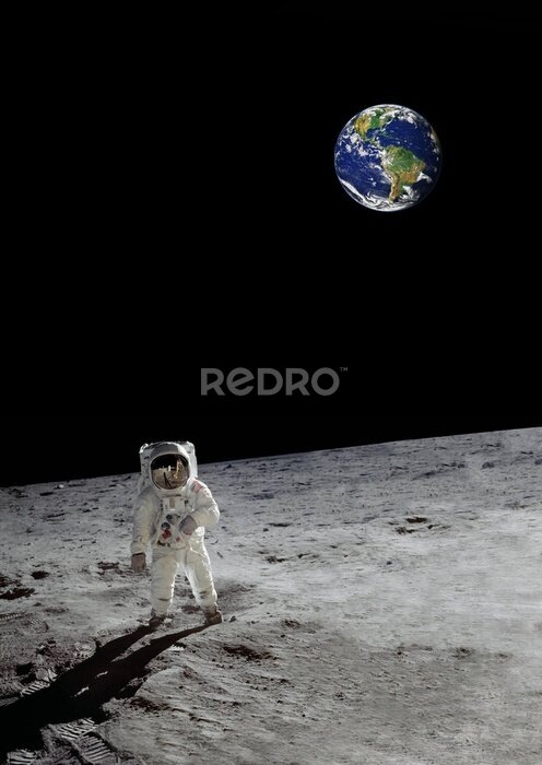 Poster Blick auf einen Astronauten auf dem Mond mit der Erde im Hintergrund