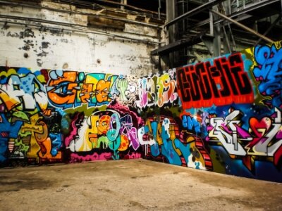 Poster Blick auf Graffiti an den Wänden des Gebäudes