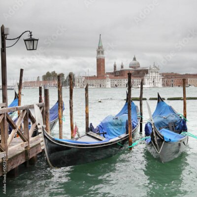 Poster Blick auf Venedig mit Gondeln im Vordergrund