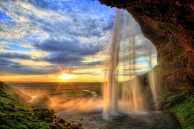 Blick auf Wasserfall und Sonne