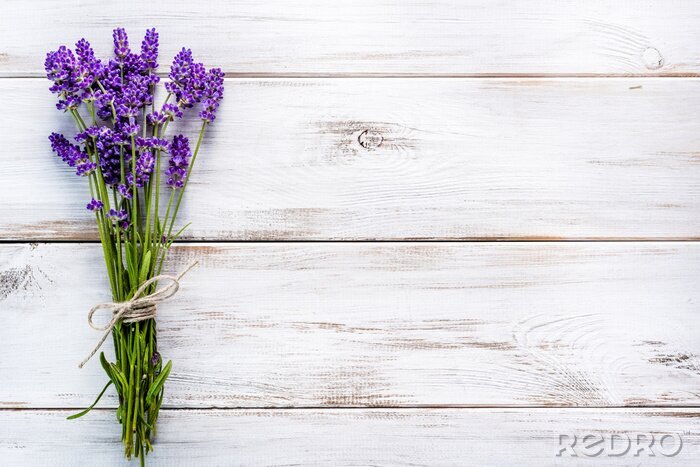 Poster Blumenstrauß aus Lavendel auf weiß gekalkten Brettern