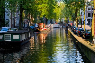 Boote auf einem Kanal in Amsterdam