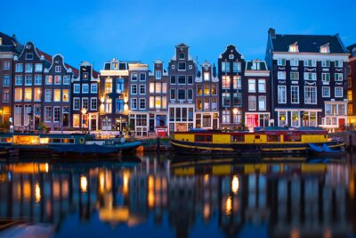Boote auf Kanal in Amsterdam