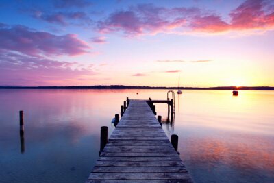 Bootssteg mit buntem Himmelhintergrund