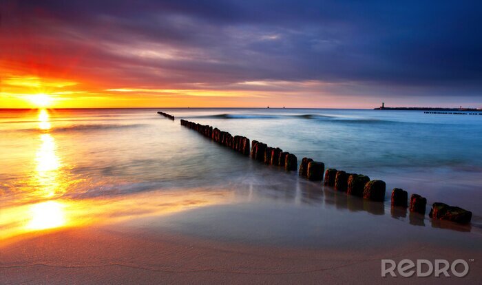 Poster Breiter Strand und Wellenbrecher