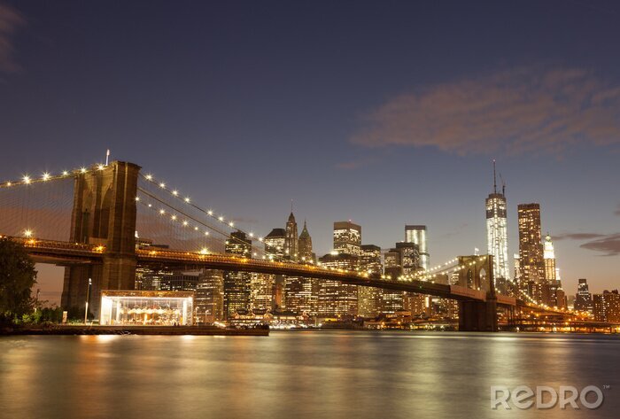 Poster Brooklyn Bridge mit Lampen beleuchtet