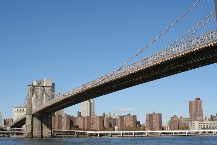 Poster Brooklyn Bridge mit Wolkenkratzern im Hintergrund