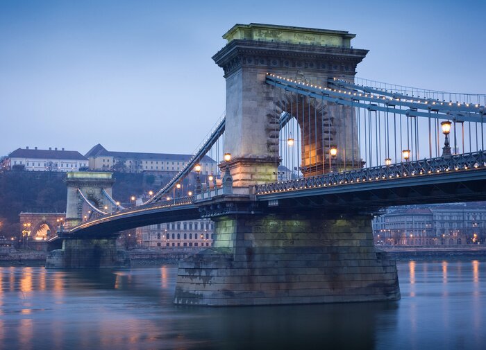 Poster Brücke in der Stadt bei Dämmerung