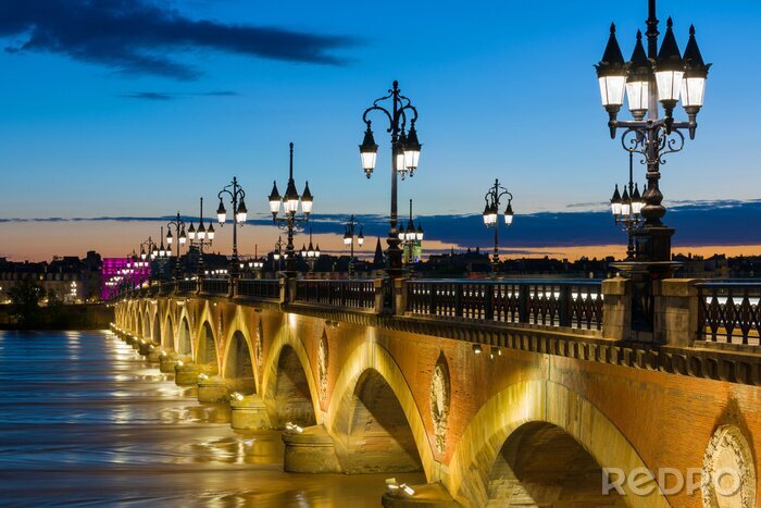 Poster Brücke in der Stadt bei Nacht