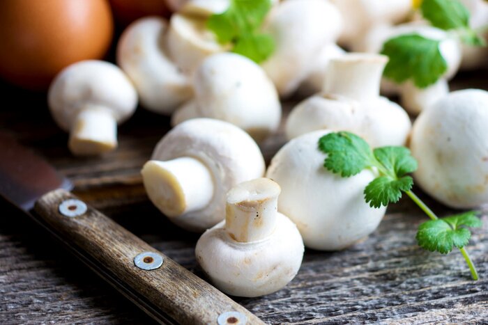Poster Champignons auf einem Holztisch verstreut
