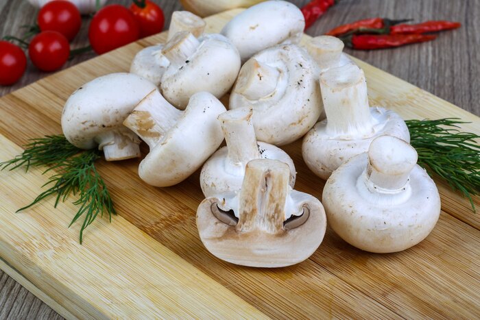 Poster Champignons auf Schneidebrett