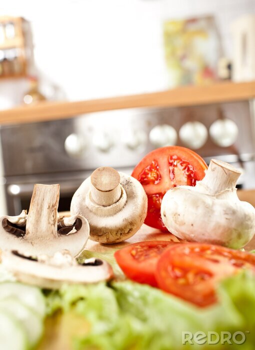 Poster Champignons Tomaten und Salat in der Küche
