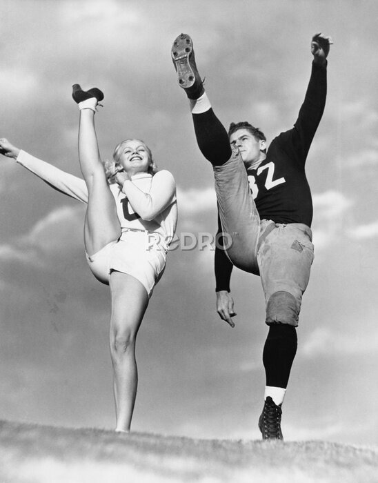 Poster Cheerleader und Fußballspieler in einem Vintagen Retro-Foto