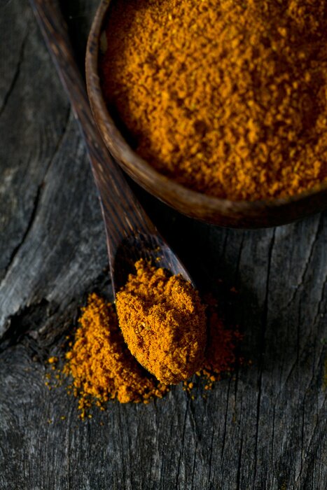 Poster Curry in einer Schale und auf einem Löffel