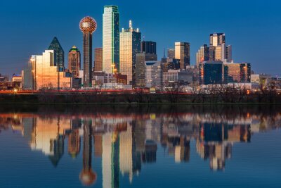 Dallas Skyline spiegelt sich in Trinity River bei Sonnenuntergang