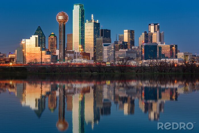 Poster Dallas Skyline spiegelt sich in Trinity River bei Sonnenuntergang