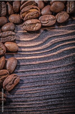 Poster Detailansicht von auf einem Holzbrett verstreuten Kaffeebohnen.