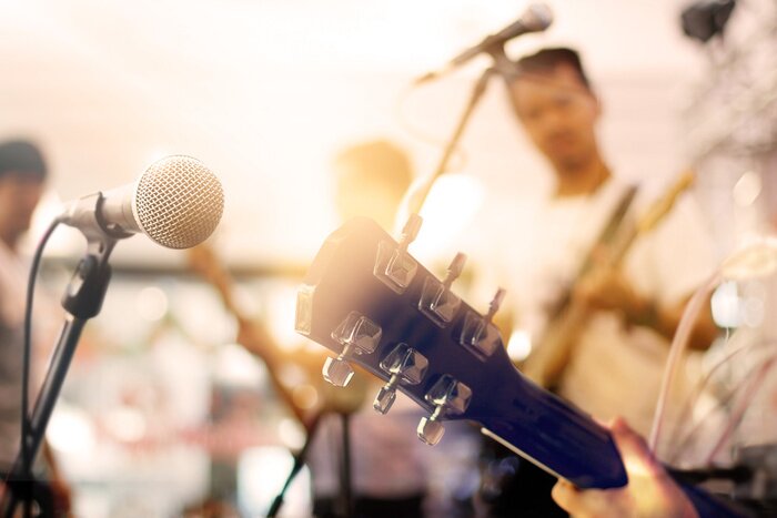 Poster Die Band auf einer Konzertbühne