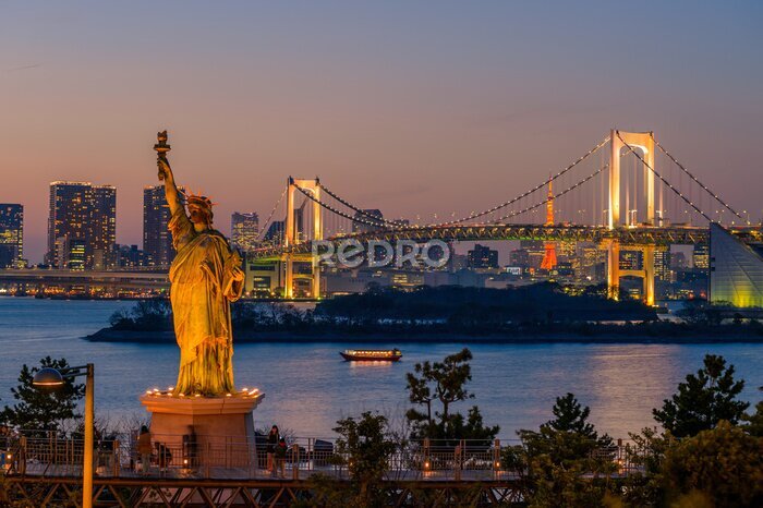 Poster Die Freiheitsstatue und die Odaiba-Inselbrücke in Tokio
