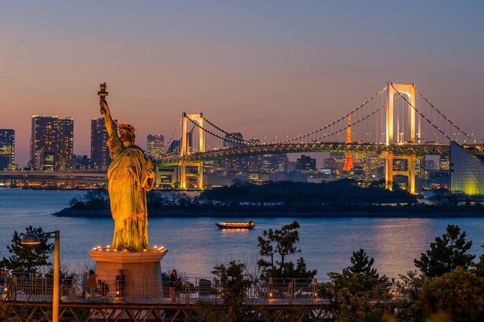 Poster Die Freiheitsstatue und die Odaiba-Inselbrücke in Tokio
