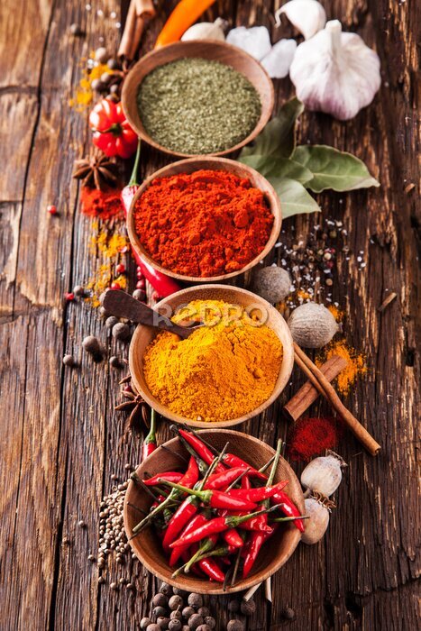 Poster Drei Schüsseln gefüllt mit einer Mischung aus Kräutern und Gewürzen