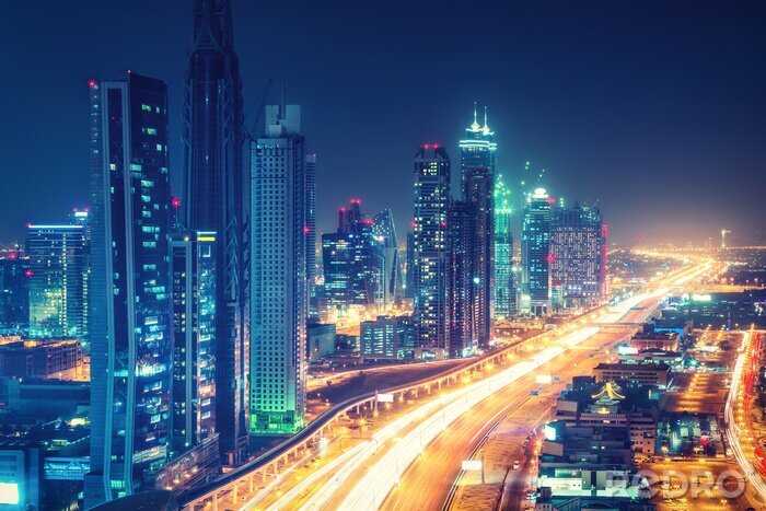 Poster Dubais beleuchtete Straße und hohe Gebäude