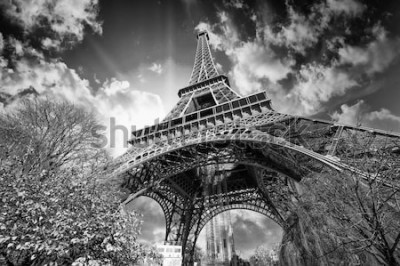 Poster Eiffelturm auf einem Hintergrund von Wolken