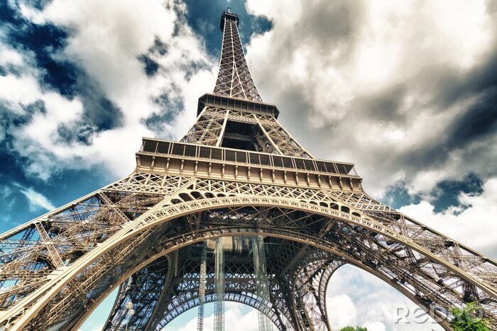 Poster Eiffelturm aus Froschperspektive vor dem Hintergrund des Himmels