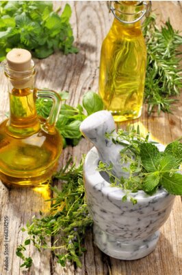 Poster Ein Arrangement aus frischen Kräutern mit einer Flasche Olivenöl