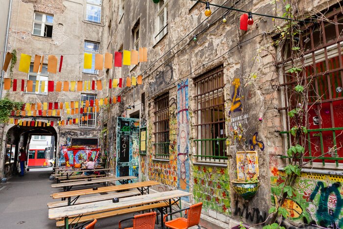 Poster Ein farbenfroher Hof mit Graffiti in einem städtischen Mietshaus